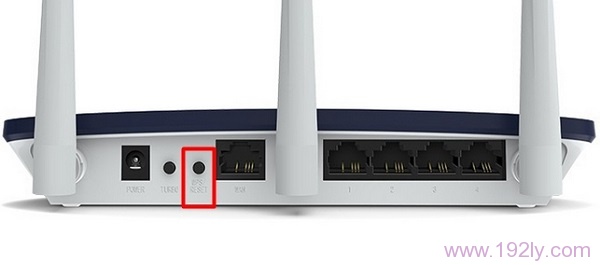 按住WPS/RESER按钮，重置FW316R路由器