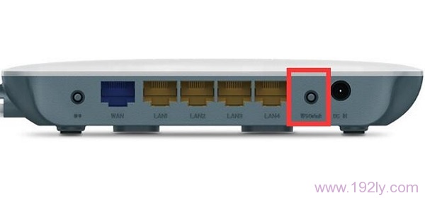 按住Default按钮,把磊科Power3路由器恢复出厂设置