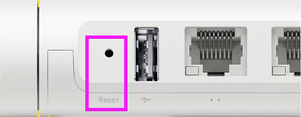 按住Reset小孔,把小米路由器恢复出厂设置