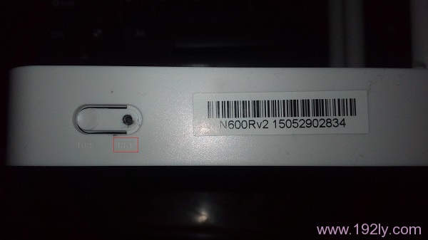 按住复位按钮,把TOTOLINK恢复出厂设置