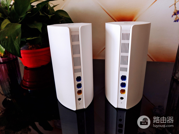 双网合一，毫秒级信号切换，大户型就选锐捷星耀M18路由器