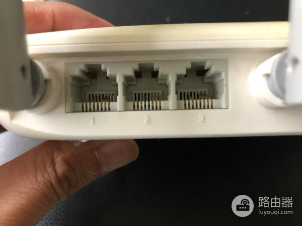 路由器WiFi信号差上网慢(路由器wifi很慢)