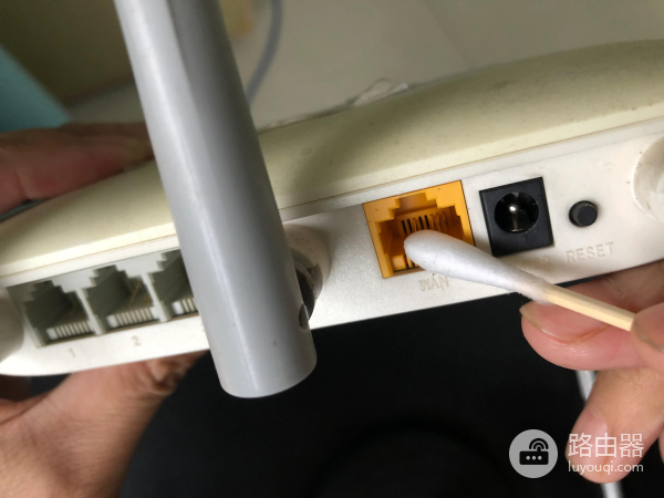 路由器WiFi信号差上网慢(路由器wifi很慢)