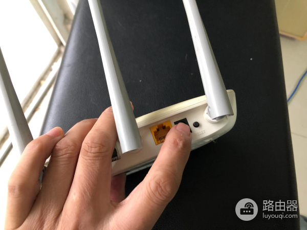 路由器WiFi信号差上网慢(路由器wifi很慢)