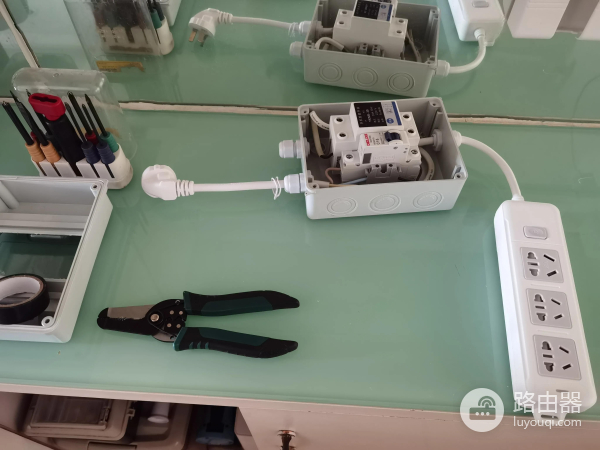 改造前的入户通讯盒布线状况改造用的电器元件家里用的光猫路由是原来开通网络时(路由器改装)