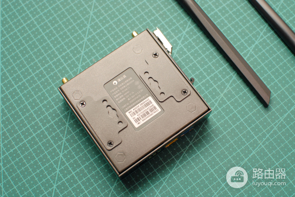 蒲公英4G工业级路由器R300A：全网通，双备份网络，支持智能组网