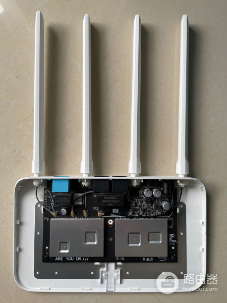 网友无聊拆掉小米路由器4(小米路由器4 拆)