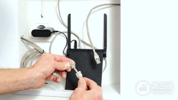 路由器的摆放位置很关键(路由器放客厅哪个位置最好)