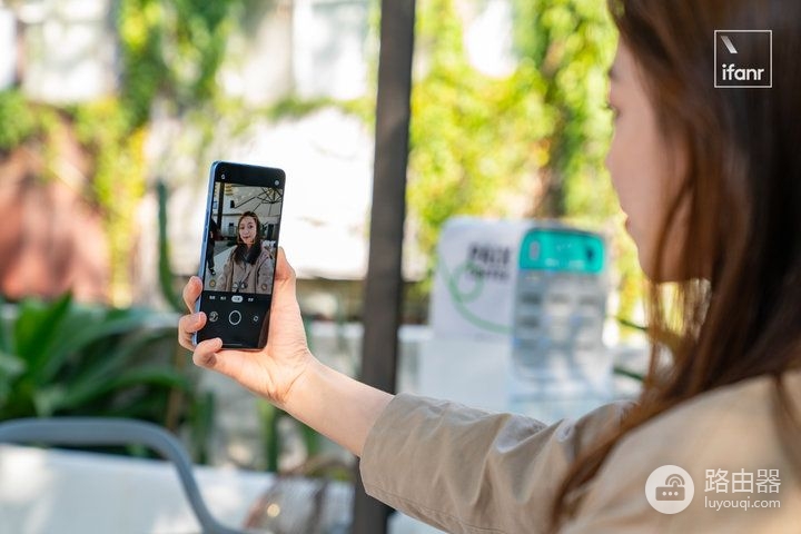 OPPO Reno7 Pro 评测：超感光猫眼镜头会发光