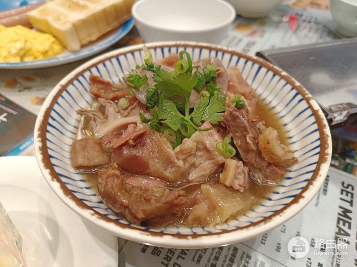 OPPO Reno7 Pro 评测：超感光猫眼镜头会发光