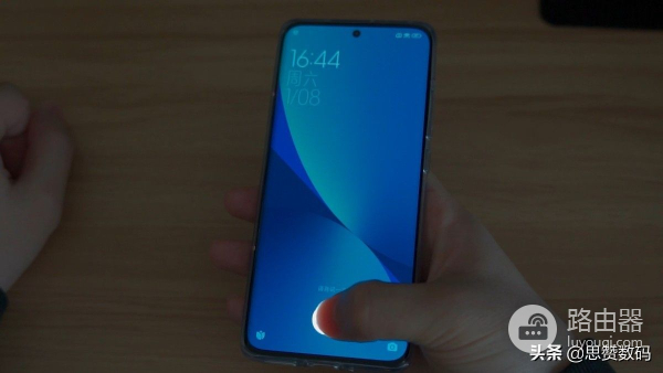 小米12首次体验就翻车?对比苹果iPhone 13mini测评