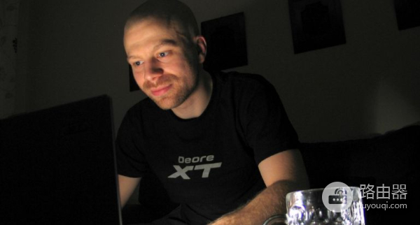 把亮度调低就能省电(如何降低电脑屏幕亮度)