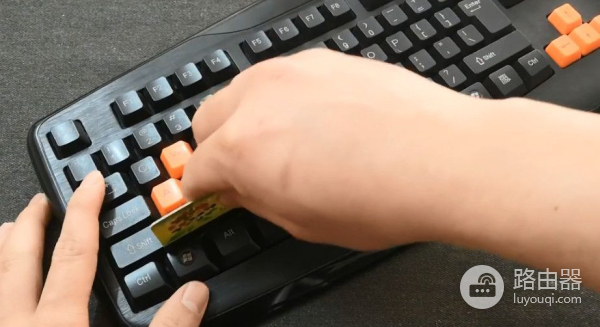 电脑键盘怎么清洗(如何清理笔记本电脑键盘)