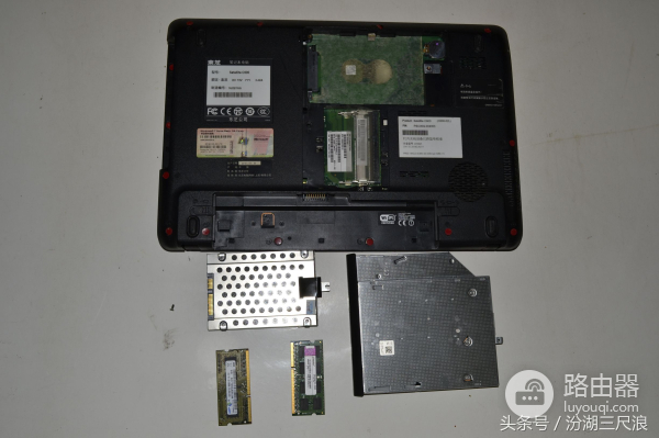 东芝C600笔记本电脑拆机图解(如何拆解笔记本电脑)