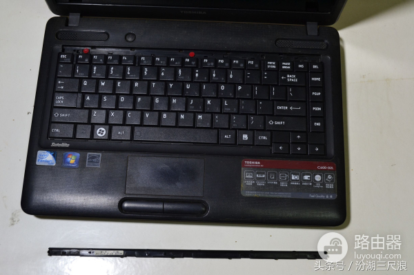 东芝C600笔记本电脑拆机图解(如何拆解笔记本电脑)