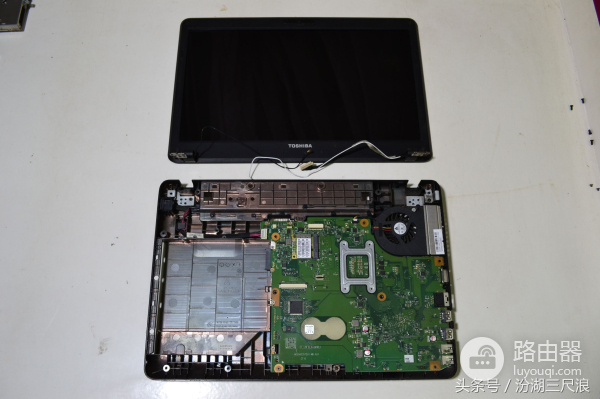 东芝C600笔记本电脑拆机图解(如何拆解笔记本电脑)