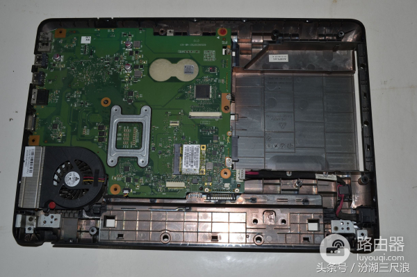 东芝C600笔记本电脑拆机图解(如何拆解笔记本电脑)