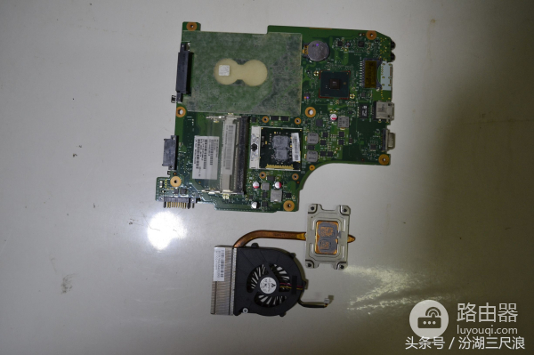 东芝C600笔记本电脑拆机图解(如何拆解笔记本电脑)