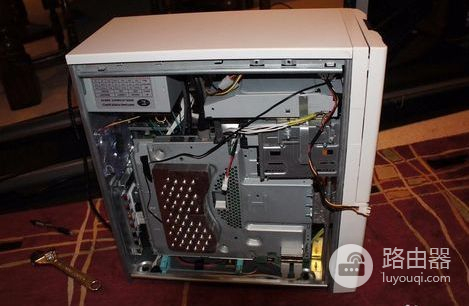 电脑机箱漏电怎么办(电脑漏电如何处理)