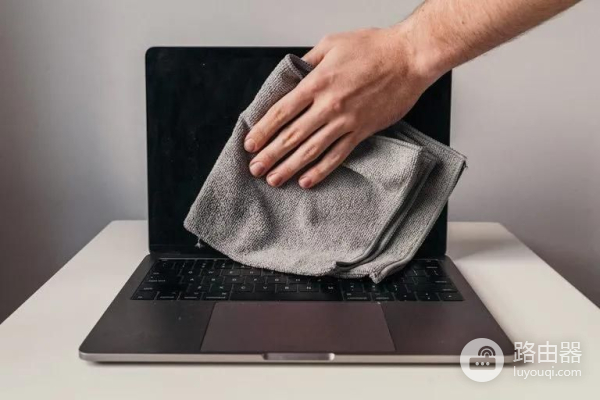 如何正确地清洁笔记本电脑屏幕(电脑如何擦洗)