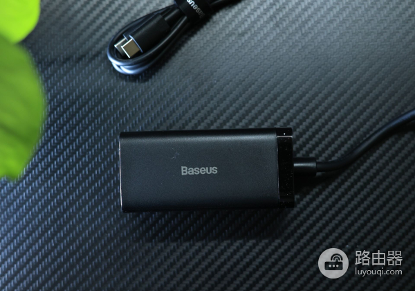 多口输出闪电快充，用倍思多口充电器告别桌面杂乱无章