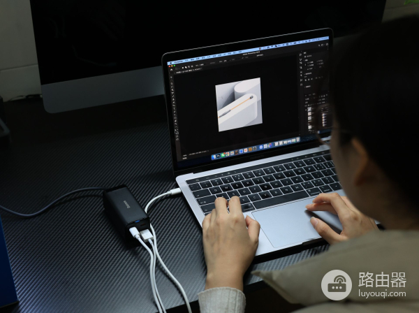 多口输出闪电快充，用倍思多口充电器告别桌面杂乱无章