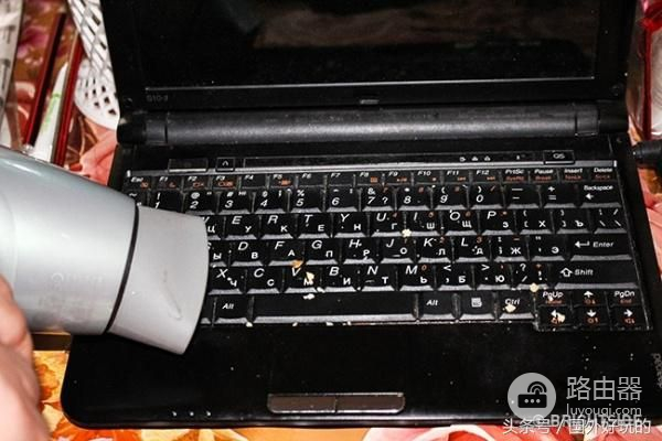 清除计算机中灰尘和污垢的6种简单方法(电脑灰尘如何清理)