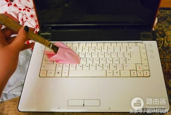 清除计算机中灰尘和污垢的6种简单方法(电脑灰尘如何清理)