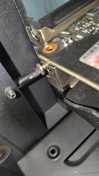 超简单的显卡安装(如何安装电脑显卡)