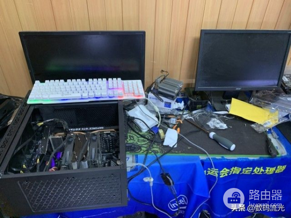 电脑正用着突然就不显示了(电脑突然啥也不显示了)