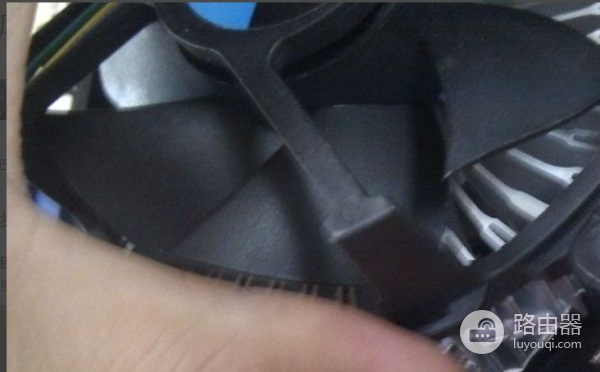 如何给电脑机箱安装CPU的风扇(如何安装电脑风扇)