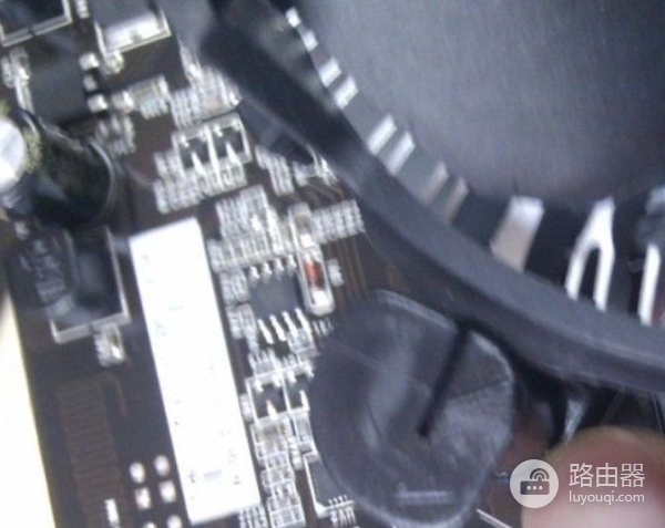 如何给电脑机箱安装CPU的风扇(如何安装电脑风扇)