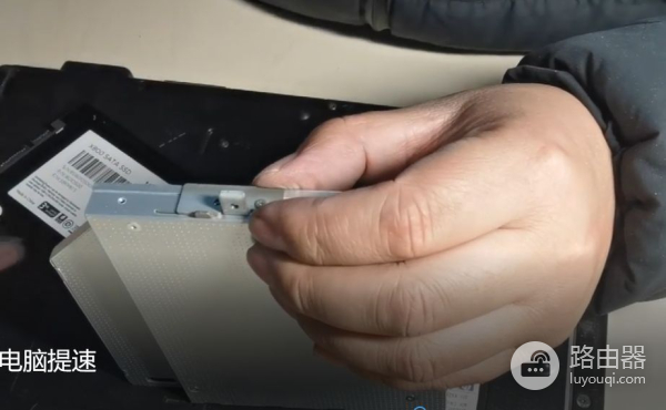 如何将笔记本电脑光驱改装固态硬盘(如何将笔记本电脑光驱改装固态硬盘分区)