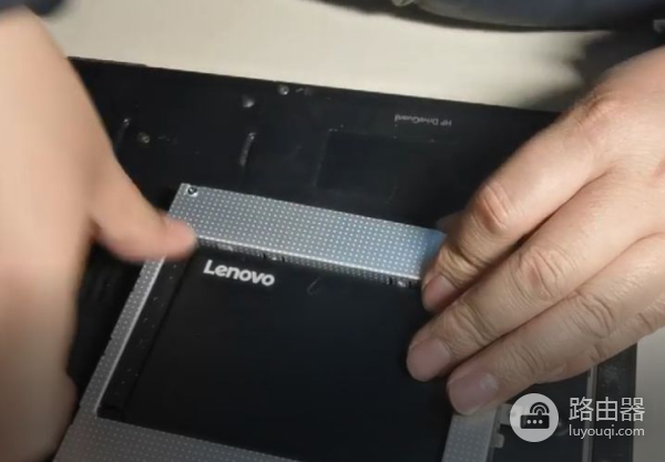 如何将笔记本电脑光驱改装固态硬盘(如何将笔记本电脑光驱改装固态硬盘分区)