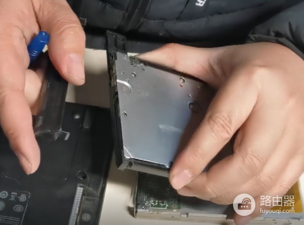 如何将笔记本电脑光驱改装固态硬盘(如何将笔记本电脑光驱改装固态硬盘分区)