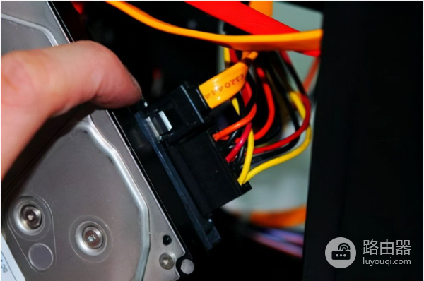 有系统的硬盘可以装到另一台电脑吗(一台电脑的系统盘可以装在另一台电脑上吗)