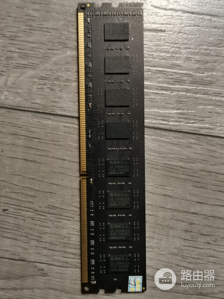 电脑开机时出现花屏或者使用过程中出现花屏(电脑开机会出现花屏现象)