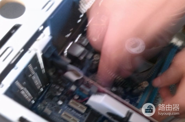 电脑主板坏了怎么更换(如何给电脑换主板)