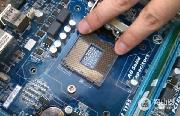 电脑主板坏了怎么更换(如何给电脑换主板)