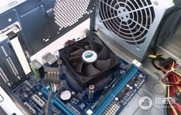 电脑主板坏了怎么更换(如何给电脑换主板)