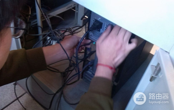 电脑主板坏了怎么更换(如何给电脑换主板)