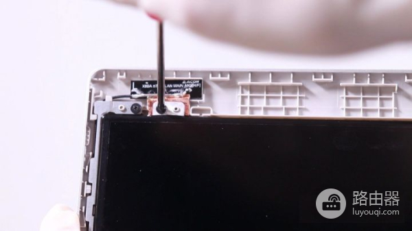 手把手教你如何更换笔记本屏幕(如何给电脑换屏幕)