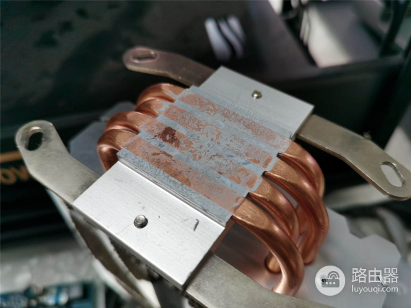 电脑攒了一年的灰(电脑一年没清灰)