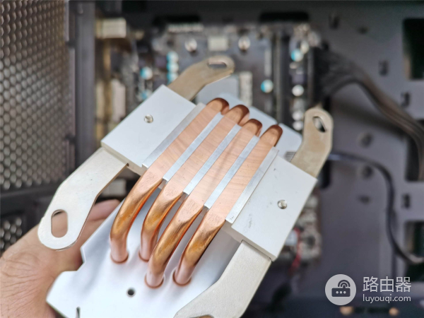 电脑攒了一年的灰(电脑一年没清灰)