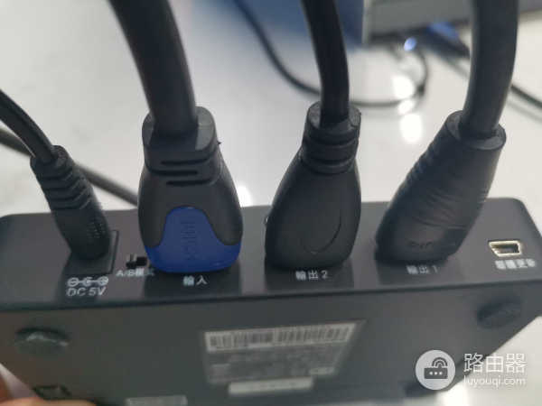 电脑怎么连接两个以上的显示器(怎么让电脑连接两个显示器)