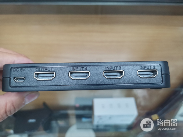 电脑怎么连接两个以上的显示器(怎么让电脑连接两个显示器)