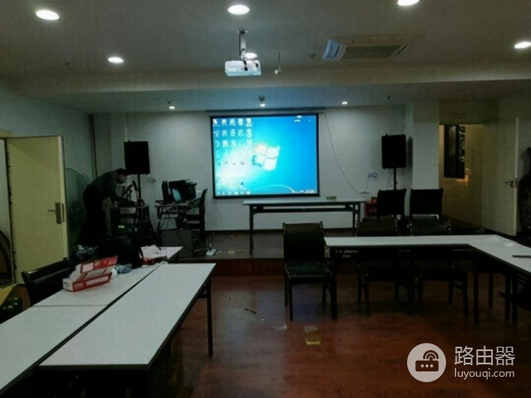 电脑怎么连接两个以上的显示器(怎么让电脑连接两个显示器)