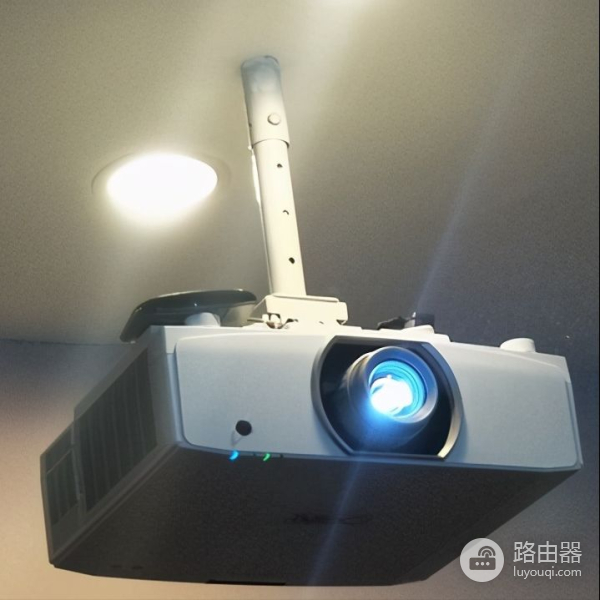 电脑怎么连接两个以上的显示器(怎么让电脑连接两个显示器)