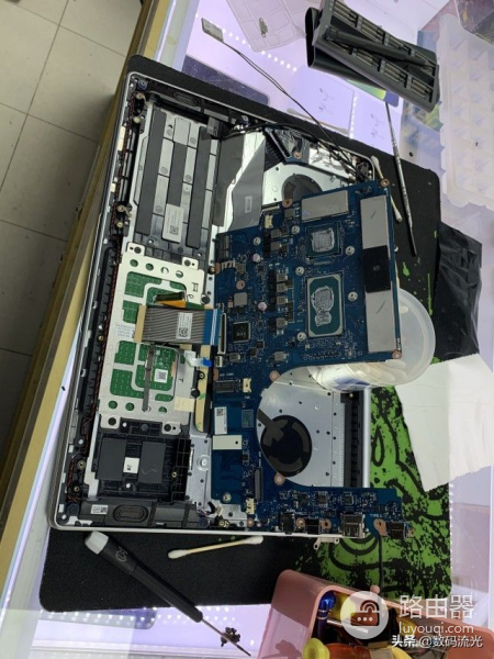 电脑键盘洒了半杯水(笔记本键盘上撒了一杯水)