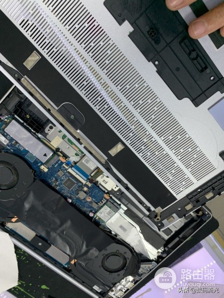 电脑键盘洒了半杯水(笔记本键盘上撒了一杯水)